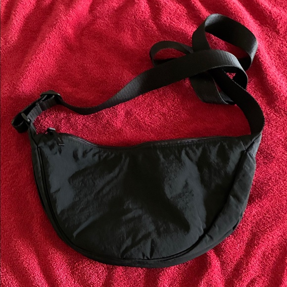 Uniqlo Small Black Crossbody Bag - Picture 2 of 9